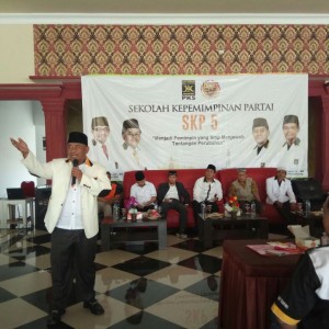 Wakil Ketua DPW PKS Lampung Akhmadi Sumariyanto sekaligus Bakal Calon Wakil Bupati Tanggamus saat memberikan arahan di acara Sekolah Kepemimpinan Partai ke 5 yang diadakan di Lampung Tengang 3-5 November 2017